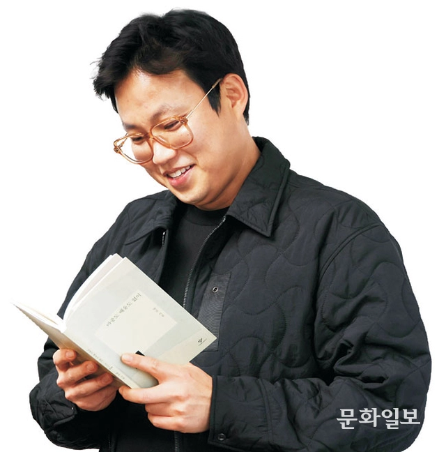 신작 시집 ‘마중도 배웅도 없이’를 출간한 박준 시인. 박윤슬 기자