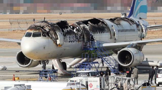 지난 1월 30일 강서구 김해국제공항 에어부산 항공기 화재현장에서 합동감식을 앞두고 안전 확보를 위한 현장점검을 하고 있다. 이 화재는 지난 28일 오후 10시26분쯤 김해국제공항 계류장에 있던 홍콩행 에어부산 BX391편 항공기(기종 A321) 후미 선반에서 발생해 약 1시간 만에 진화됐다. 불이 나자 승객 170명(탑승정비사 1명 포함), 승무원 6명 등 총 176명 전원이 무사히 탈출했고, 이 과정에서 승객 3명과 승무원 4명이 경상을 입고 인근 병원으로 이송됐다. 뉴시스