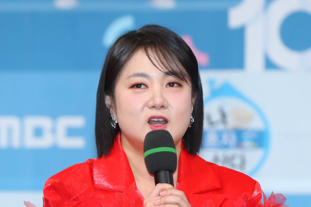 개그우먼 박나래가 2023년 12월 4일 오후 서울 마포구 MBC 골든마우스홀에서 열린 MBC ‘나 혼자 산다’ 10주년 기념 기자간담회에서 인사말을 하고 있다. 뉴시스