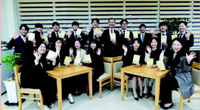 ‘어머니 사랑의 언어’ 캠페인에 참여한 필자(뒷줄 가운데)와 교회 동료 신자들이 캠페인 카드를 들고 환하게 웃으며 기념촬영을 하고 있다.