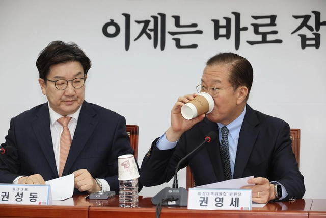 국민의힘 권영세 비상대책위원장이 10일 서울 여의도 국회에서 열린 비상대책위원회의에서 음료를 마시고 있다. 연합뉴스