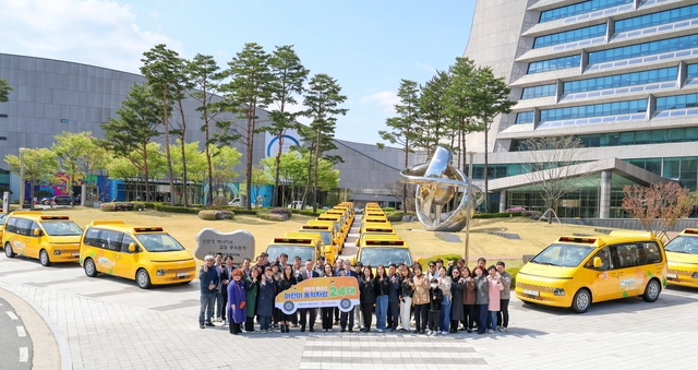한국수력원자원은 ‘안심카 플러스ʼ 캠페인을 통해 전국 지역아동센터와 아동복지시설에 통학차량을 지원하고 있다. 한국수력원자력 제공