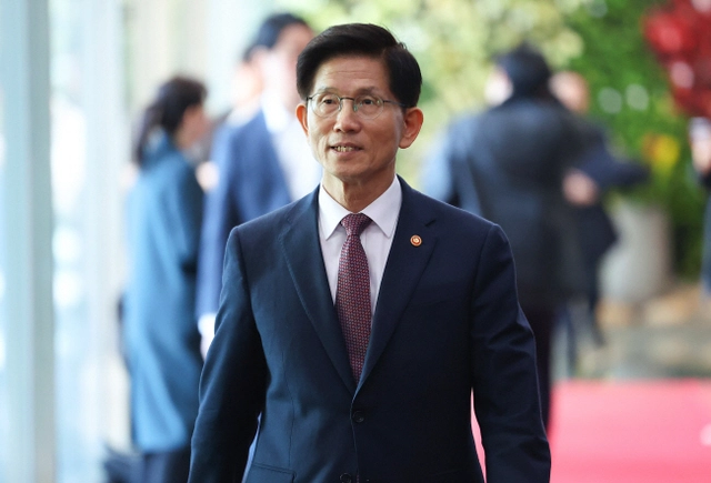 사퇴 의사를 표명한 김문수 고용노동부 장관이 8일 오전 정부서울청사에서 열린 국무회의가 끝난 뒤 이동하고 있다. 연합뉴스