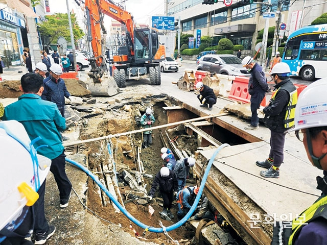 지난 14일 지반 침하 공간이 확인된 부산 사상구 감전동 도로에서 부산교통공사와 공사 업체 관계자들이 복구 작업을 하고 있다.