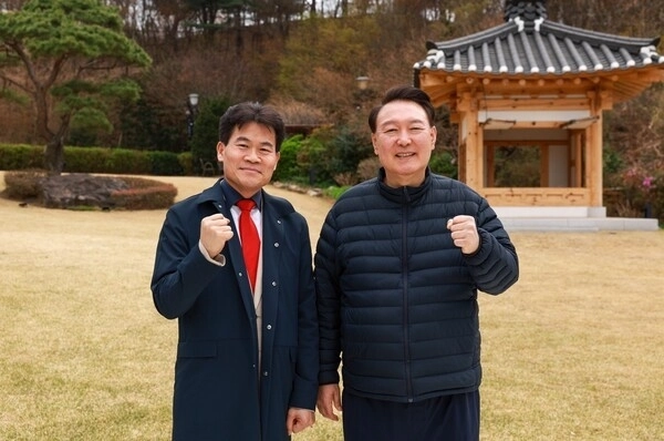 한국사 강사 전한길 씨와 윤석열 전 대통령. 전한길뉴스