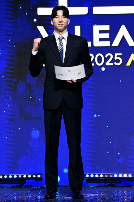 허수봉이 14일 서울 서대문구 스위스그랜드호텔 컨벤션센터에서 열린 2024~2025 V리그 시상식에서 남자부 최우수선수를 수상한 뒤 트로피를 들고 기념 사진을 찍고 있다. KOVO 제공