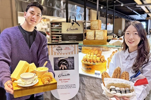 서울 강남구 갤러리아백화점 식품관 베이커리 전문점 ‘메종 라콩비에트’에서 모델들이 주요 메뉴를 소개하는 모습. 갤러리아백화점 제공