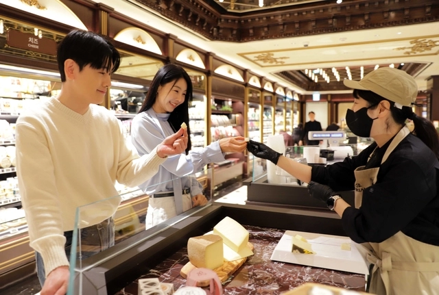 신세계백화점 강남점 식품관에서 모델들이 주요 메뉴를 시식하고 있다. 신세계백화점 제공
