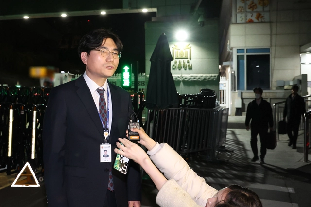 경찰이 용산 대통령실 압수수색을 시도한 16일 경찰 중대범죄수사과장 박창환 총경이 서울 용산 대통령실 민원실 앞에서 압수수색 관련 브리핑을 하고 있다 . 연합뉴스(대통령통신사진기자단)