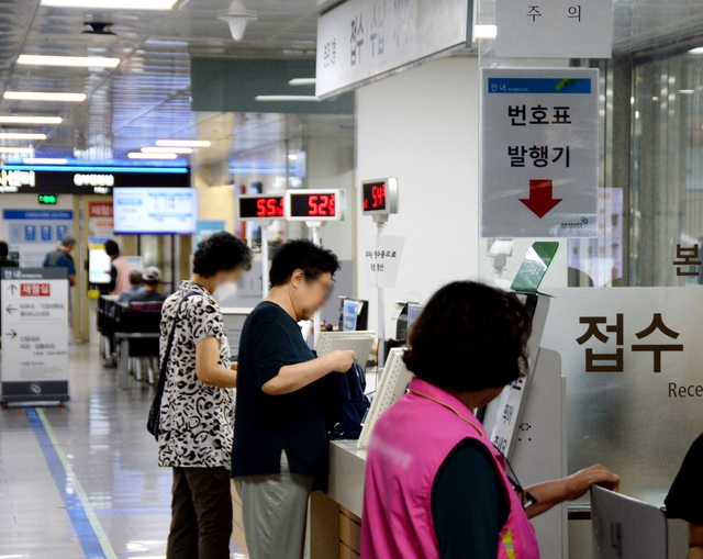 충북대 의대 교수진이 무기한 자율 휴진에 돌입한 26일 오전 충북 청주 충북대학교병원 본관 2층 로비에서 진료 접수가 이뤄지고 있다. 뉴시스