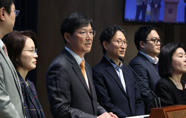 함익병 개혁신당 선거관리위원장이 18일 서울 여의도 국회 소통관에서 조기 대선 후보 선출 관련 기자회견을 하고 있다. 뉴시스