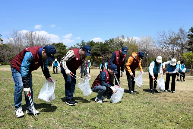 향군의 첫 번째 캠페인인 ‘꽃과 함께 GO! GO! GO!’ 캠페인 기간에 회원들이 봄나들이 나온 상춘객이 밀집한 꽃길과 공원 둘레길, 쉼터 등에서 쓰레기 줍기와 청소, 꽃모종 심기 등 환경정화 활동을 전개하고 있다. 대한민국재향군인회 제공