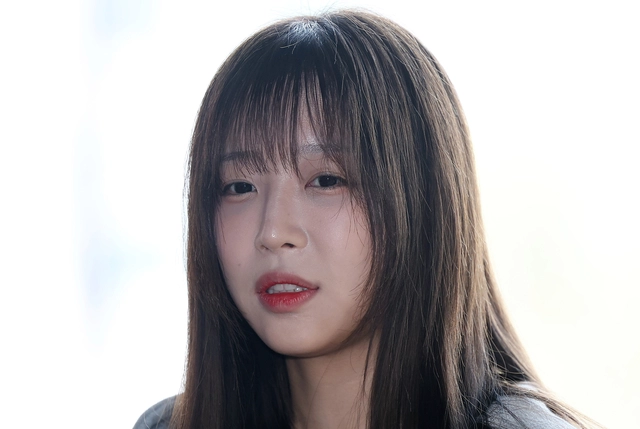 가로세로연구소 대표 김세의씨를 협박 등의 혐의로 고소한 ‘1천만 유튜버’ 쯔양(본명 박정원)씨가 16일 조사를 위해 서울 강남구 강남경찰서로 출석하며 취재진의 질문에 답하고 있다. 연합뉴스