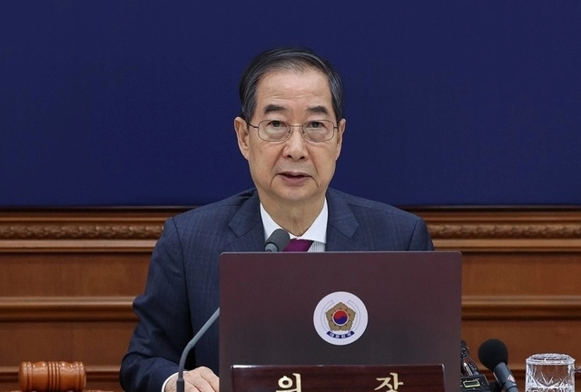 한덕수 대통령 권한대행 국무총리가 14일 정부서울청사에서 국무회의를 하고 있다. 연합뉴스(대통령실통신사진기자단)