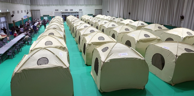 경남 하동군 옥종면 옥천관에 마련된 하동 산불 이재민 대피소에서 이재민, 공무원, 자원봉사자 등이 모여 있다.연합뉴스
