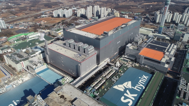 경기 이천시에 있는 SK하이닉스 M16 공장 전경. 지난 2021년 준공한 이곳은 SK하이닉스의 D램 생산 핵심 거점이다.  SK하이닉스 제공 