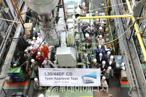 지난 11일 L35/44DF CD 엔진 형식 승인 시험 완료 기념식. STX엔진 제공