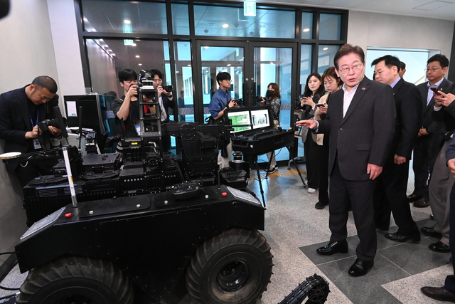 국방과학연구소 찾은 李
