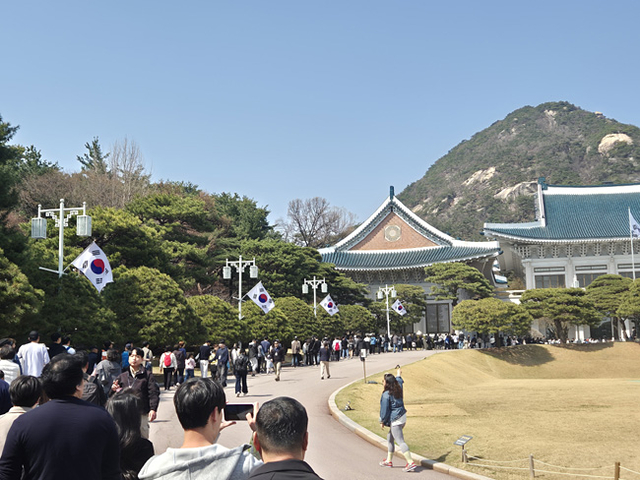 서울 종로구 청와대로 1번지 청와대 본관 앞에 시민들이 길게 줄을 서 사진촬영 등을 하며 관람 순서를 기다리고 있다. 조언 기자
