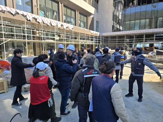 지난 2월 22일 오전 부산 기장군 오시리아 관광단지 반얀트리 해운대 부산 화재 현장에서 유족들이 화재가 일어났던 사고 현장으로 진입하려고 하자 경찰이 제지하고 있다.