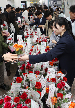 꽃과 함께… ‘활짝 핀’ 출근길
