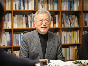 문재인, ‘사위 특혜’ 검찰 서면조사에 한 달째 “…”