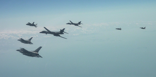 국방부는 15일 미국 B-1B 전략폭격기가 전개한 가운데 한미 연합공중훈련을 실시했다고 밝혔다. 한국 공군의 F-35A, F-16 전투기와 미국의 F-16 전투기 등이 한미 연합공중훈련에 참여하고 있다. 국방부 제공