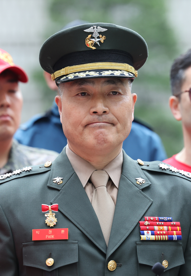 [해병대원 순직 사고와 관련해 항명 등 혐의를 받는 박정훈 전 해병대 수사단장(대령)이 18일 서울 서초구 서울고등법원에서 열린 항소심 공판준비기일에 출석하고 있다. 뉴시스 제공