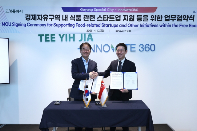 이동환(왼쪽) 고양시장이 17일 싱가포르 식품 및 농업분야 스타트업 지원기관인 ‘Innovate360’을 방문해 고양경제자유구역 내 식품스타트업 육성 협력을 위한 양해각서를 체결하고 있다. 고양시 제공