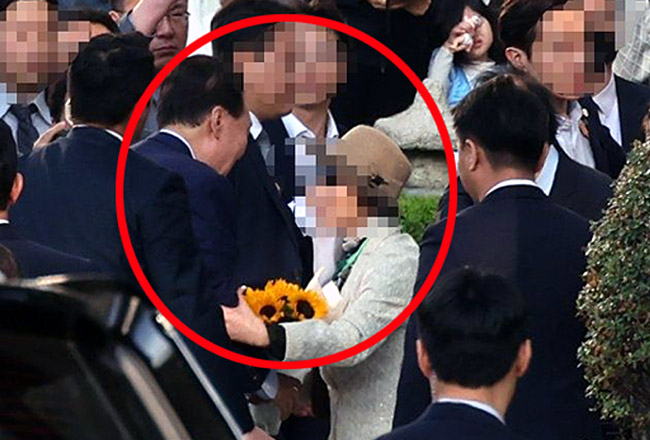 사저 돌아온 尹에 꽃다발 준 입주민…‘실세’ 김태효 안보실 차장 모친이었다