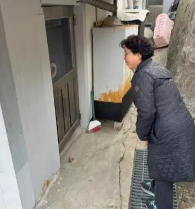 서대문구 통반장이 방문 조사를 하고 있다.서대문구청 제공