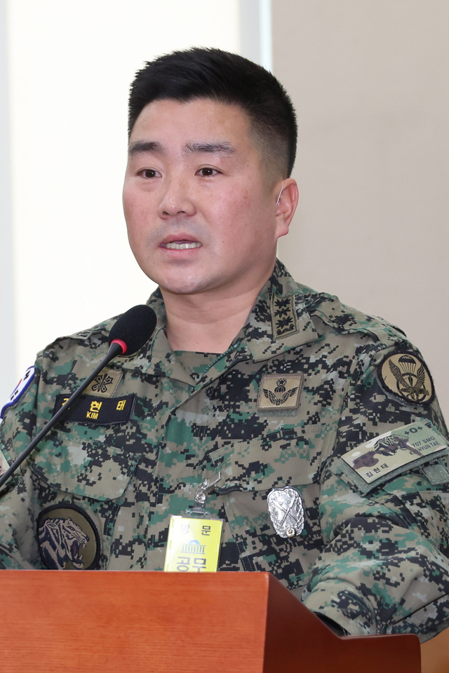 김현태 707특수임무단장이 지난 2월 17일 국회 국방위원회 전체회의에서 국민의힘 소속 위원들의 질의에 답하고 있다. 이날 회의는 더불어민주당 의원들의 회유 의혹과 관련해 성 위원장 직권으로 야당 의원들이 불참한 가운데 열렸다. 연합뉴스\