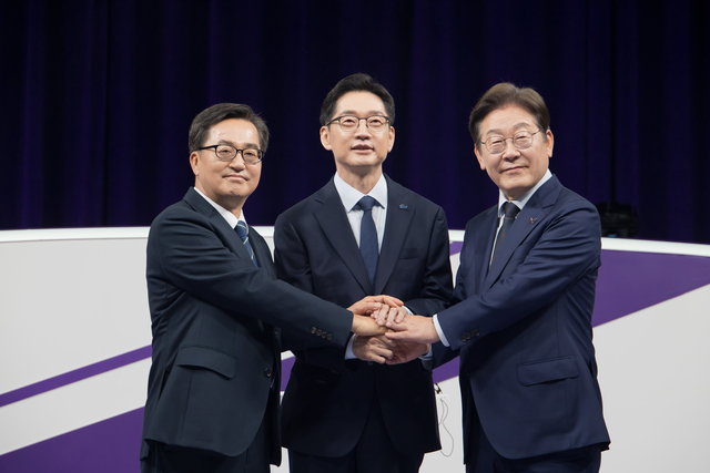 더불어민주당 대선 경선 주자인 이재명(오른쪽부터)·김경수·김동연 후보가 18일 서울 마포구 상암동 MBC에서 첫 TV토론회를 시작하기에 앞서 기념촬영 하고 있다.