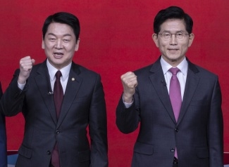 국민의힘 제 21대 대통령 후보자 경선 1차 토론회 A조 예비후보들이 19일 서울 강서구 ASSA아트홀에서 열린 토론회 시작 전 기념 촬영을 하다 파이팅을 외치고 있다. 왼쪽부터 안철수, 김문수 후보. 연합뉴스
