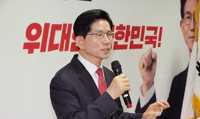 김문수 국민의힘 대통령 선거 경선 후보가 18일 서울 영등포구 여의도 선거사무소에서 기업하기 좋은 대한민국 만들기를 주제로 경제 분야 공약을 발표하고 있다. 연합뉴스