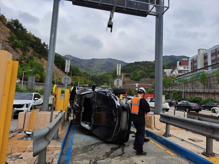 요금소서 가드레일 들이받고 승용차 전도…40대 운전자 부상