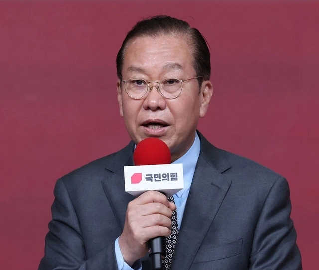 18일 오후 서울 강서구 ASSA아트홀에서 열린 ‘제21대 대통령후보자 국민의힘 1차 경선 후보자 비전대회’ 에서 권영세 비대위원장이 발언하고 있다. 뉴시스(국회사진기자단)