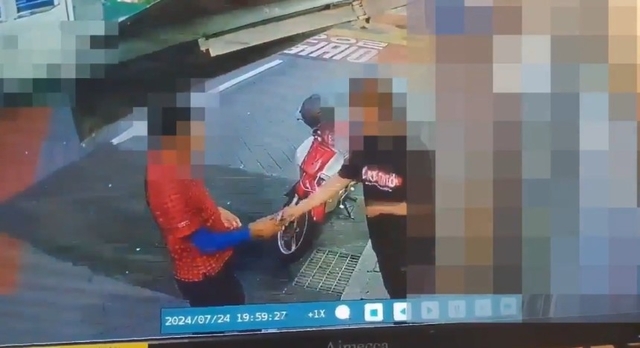 서울시내 한 게임장 입구에서 현금을 갈취하는 장면. 연합뉴스