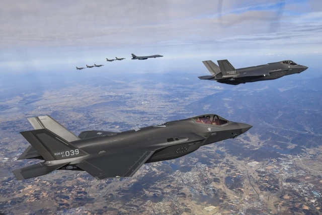 지난 1월 20일 미국 전략폭격기 B-1B 랜서가 전개된 가운데 진행한 한미 연합공중훈련 장면. 국방부 제공