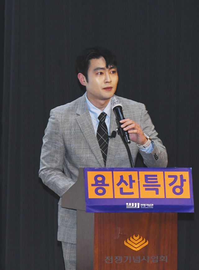 윤성열 대한민국부사관정책발전협의회 의장이 지난 18일 전쟁기념사업회 초청 용산특강에서 ‘전쟁과 부사관의 역할과 중요성’에 대해 설명하고 있다.