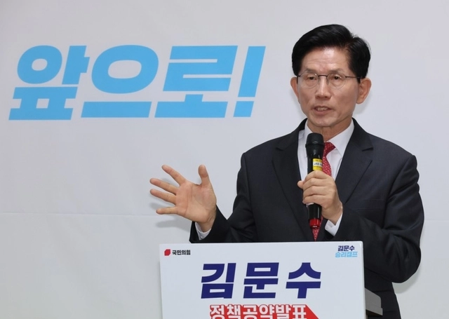김문수 국민의힘 대선 경선 후보가 18일 서울 여의도 선거사무소에서 기업하기 좋은 대한민국 만들기를 주제로 경제 분야 공약을 발표하고 있다. 연합뉴스