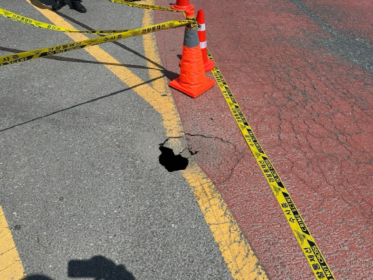 [속보]대전 정림동 도로서 1.5미터 땅꺼짐 발생…함몰 도로 위 화물차 앞바퀴 빠져