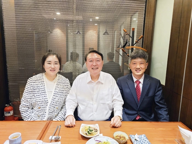 윤석열 전 대통령이 김계리 변호사, 배의철 변호사와 식사를 하고 있다. 김계리 변호사 SNS