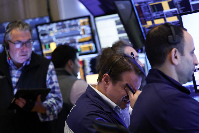 지난 4월 3일 상호관세 영향으로 뉴욕 증시가 급락하자 뉴욕증권거래소(NYSE) 트레이더들이 실망감을 내비치고 있다 . AFP 연합뉴스
