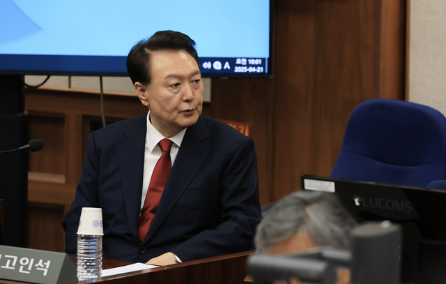 윤석열 전 대통령이 21일 서울 서초구 서울중앙지법에서 열린 내란 우두머리 혐의 형사재판 2차 공판에 출석해 있다. 연합뉴스