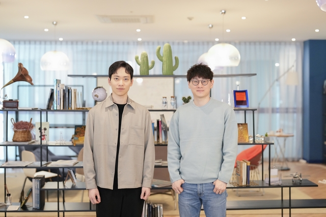 환경 변화에도 성능 저하 없이 안정적으로 작동하는 인공지능(AI) 강화학습 기법을 개발한 울산과학기술원 윤성환(오른쪽)과 이현규 연구원. UNIST 제공