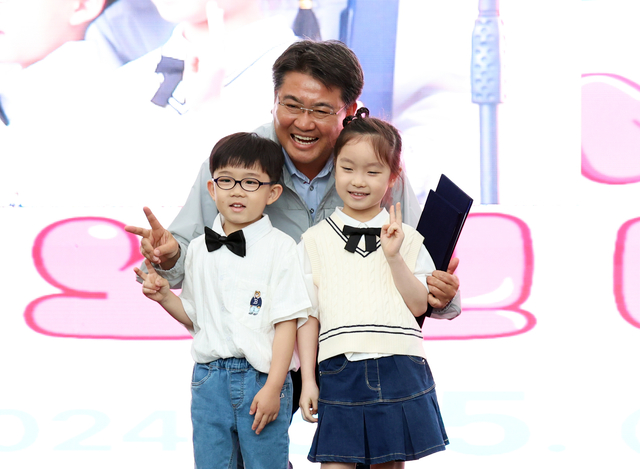 지난해 어린이날 축제에서 오승록(가운데) 노원구청장이 어린이들과 기념촬영을 하고 있다. 노원구청 제공