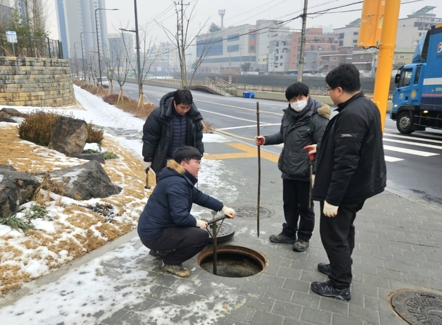 경기 광명시 관계자들이 상수도관망 밸브를 점검하고 있다. 광명시청 제공