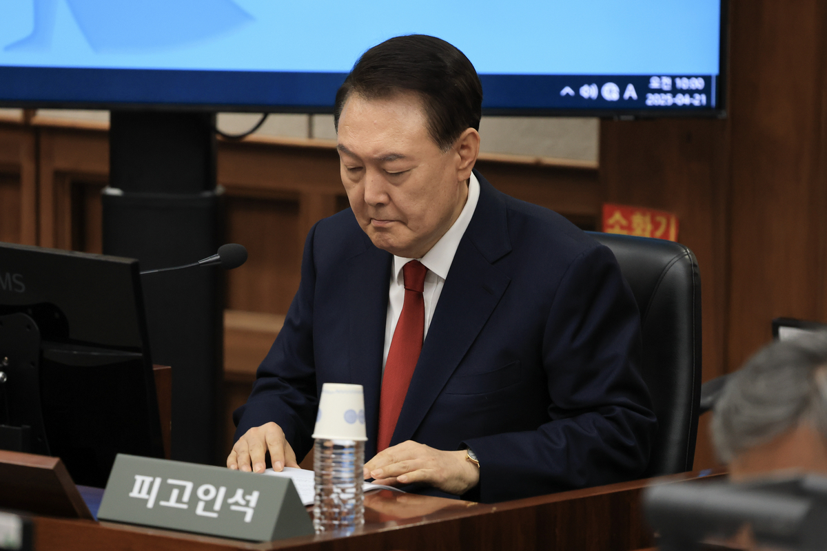 尹 수돗물 228톤 논란…윤건영 “관저에 수영장 있어”