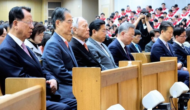 한덕수 대통령 권한대행 국무총리가 20일 서울 강동구 명성교회에서 열린 부활절 연합예배에 참석해 기도하고 있다. 연합뉴스